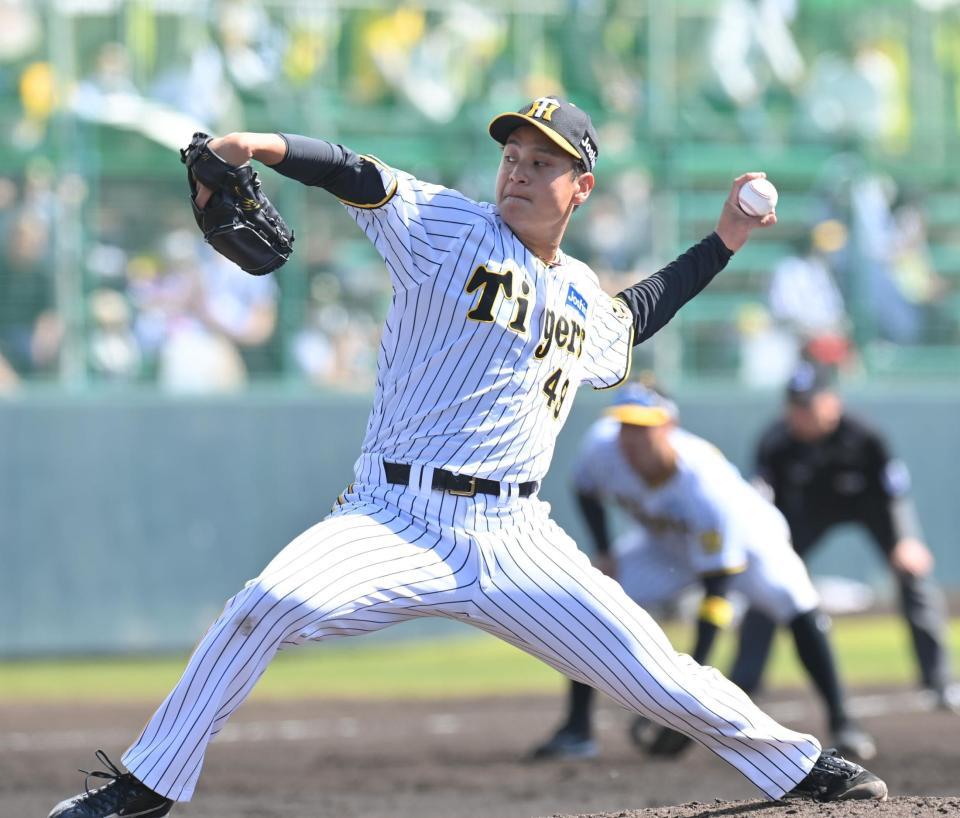 　力投する大竹（撮影・西岡正）