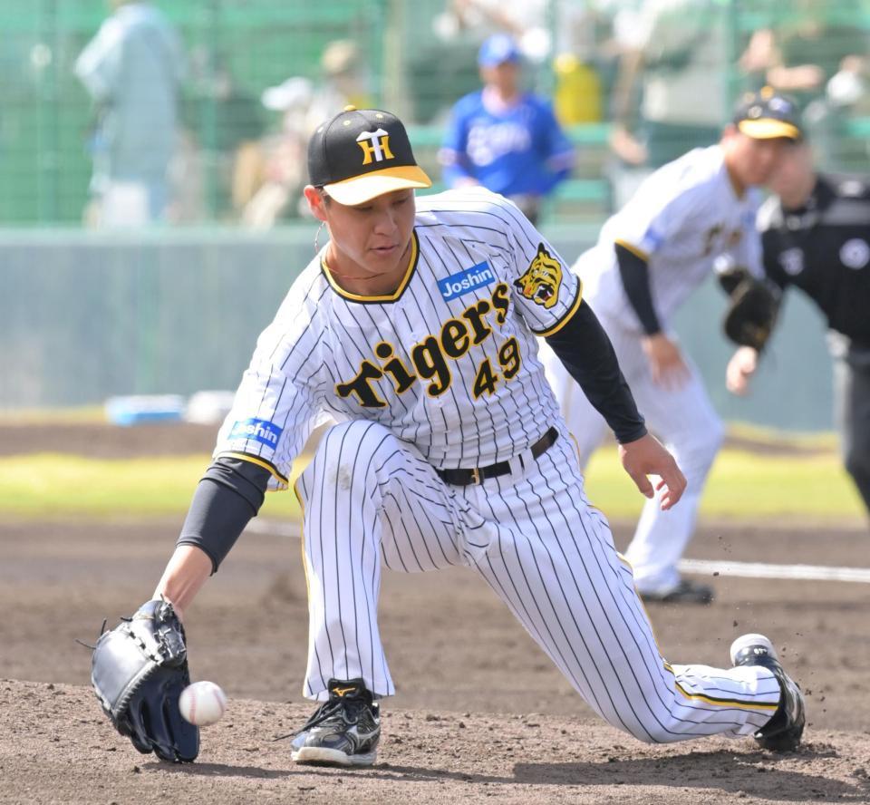 　３回、打球に反応する大竹（撮影・立川洋一郎）