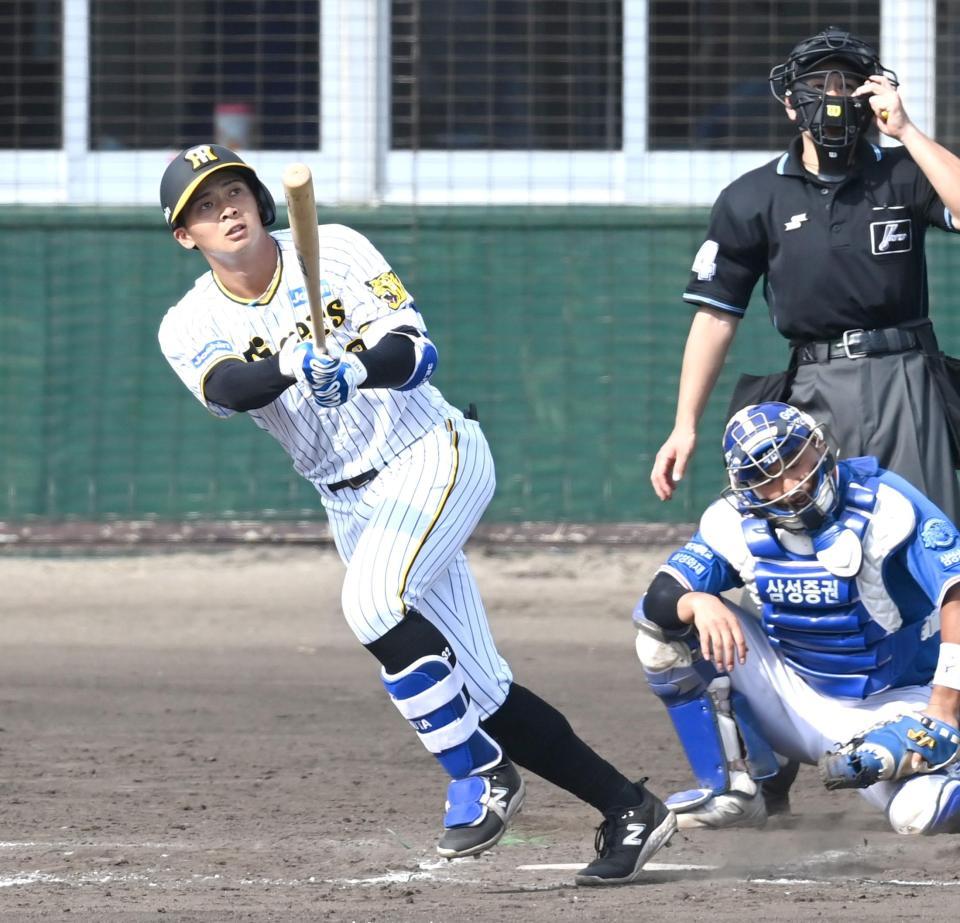 　７回、満塁弾を放つ井上（撮影・飯室逸平）