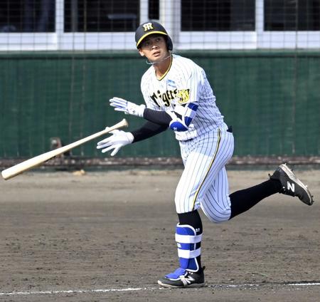 　７回、満塁弾を放つ井上（撮影・飯室逸平）
