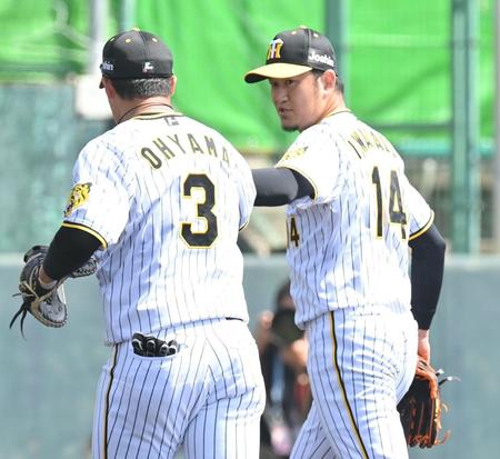 　１回、無失点に抑え、大山（左）とタッチを交わす岩貞（撮影・西岡正）