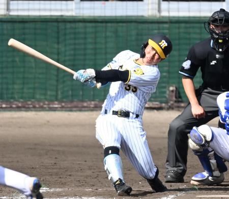 　７回、追加点を奪う犠飛を放つ糸原（撮影・飯室逸平）