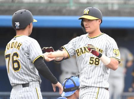 　６回、前川（右）は左越えに３ランを放つ（撮影・佐藤厚）