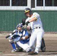 　７回、左前タイムリーを放つ森下（撮影・飯室逸平）