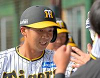 　７回、満塁本塁打を放ちベンチのナインとタッチを交わす井上（撮影・立川洋一郎）
