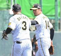 　１回、無失点に抑え、大山（左）とタッチを交わす岩貞（撮影・西岡正）