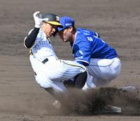 　６回、二盗を決める熊谷（撮影・飯室逸平）