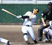 　７回、追加点を奪う犠飛を放つ糸原（撮影・飯室逸平）