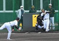 　森下のバットをへし折る岩崎