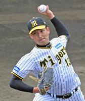 　今キャンプ初のフリー打撃に登板して力投する岩崎（撮影・立川洋一郎）