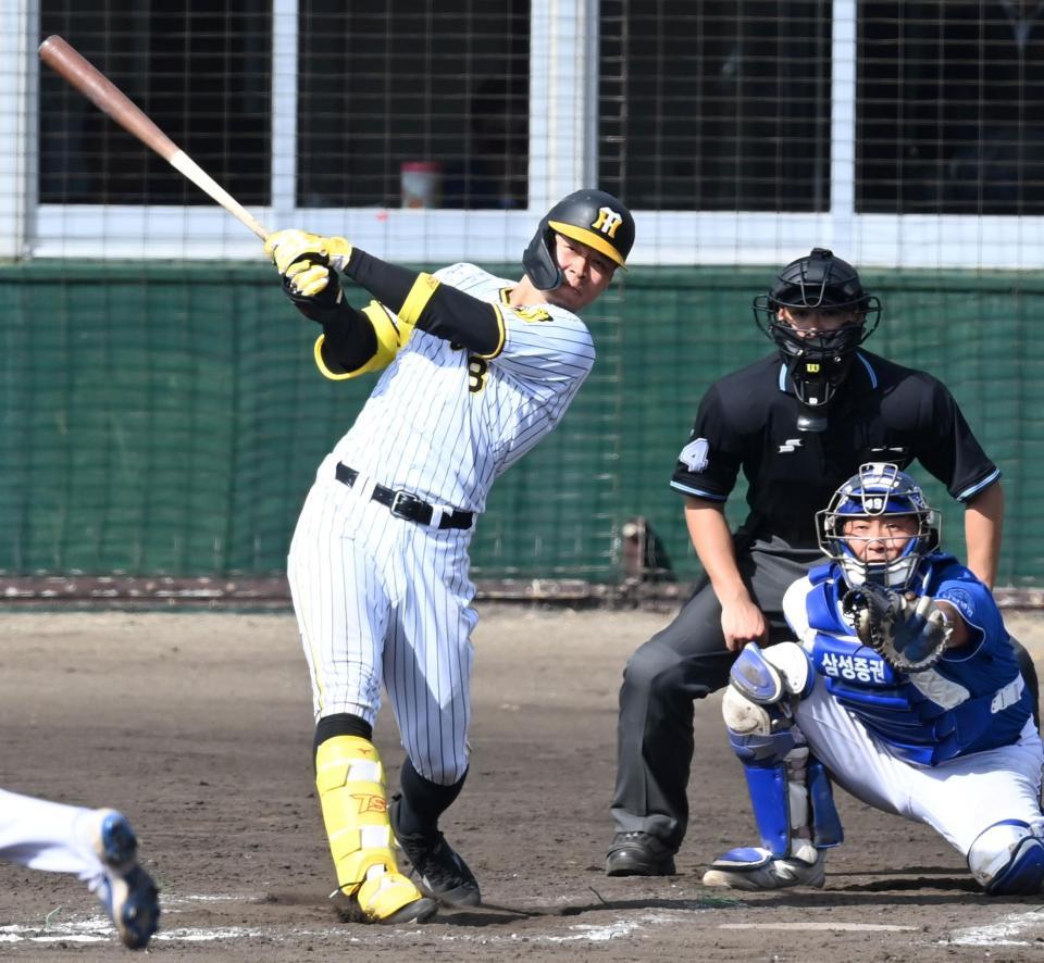 　７回、２点タイムリー二塁打を放つ佐藤輝（撮影・飯室逸平）