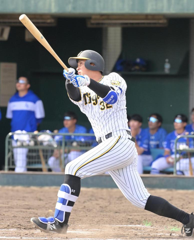 　７回、満塁本塁打を放つ井上（撮影・立川洋一郎）