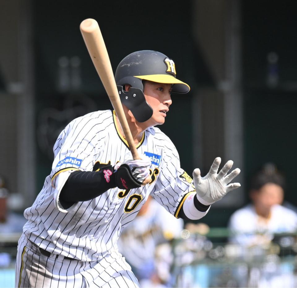 　７回、右越えに３安打目となる二塁打を放つ木浪（撮影・西岡正）