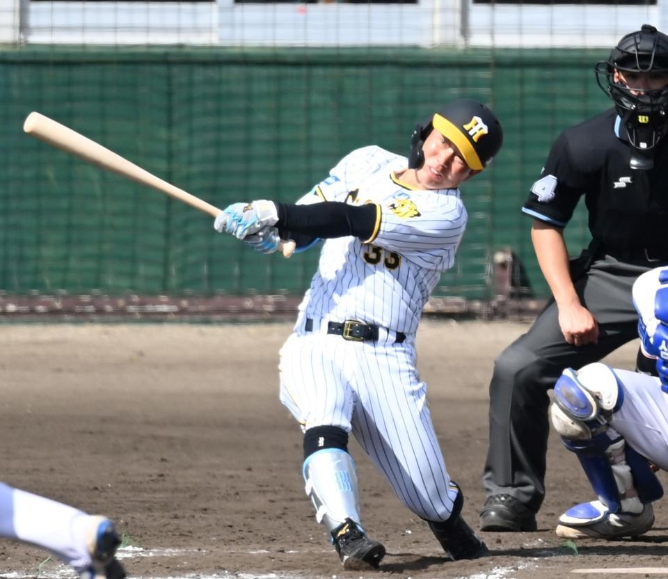 　７回、追加点を奪う犠飛を放つ糸原（撮影・飯室逸平）