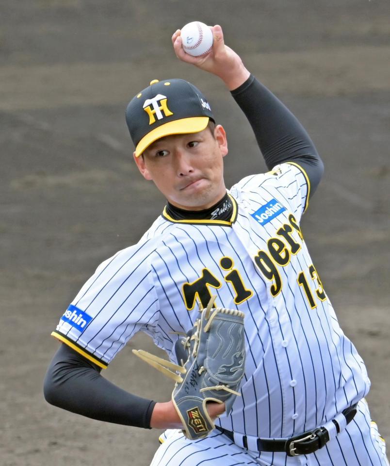 　今キャンプ初のフリー打撃に登板して力投する岩崎（撮影・立川洋一郎）