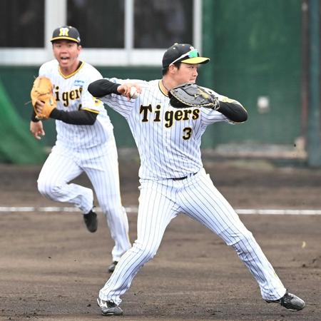 　一、二塁間のゴロをさばき二塁へ送球する大山