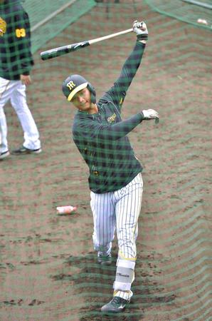 　ティー打撃をして汗を流す森下（撮影・立川洋一郎）