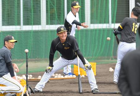 　打撃練習する合間に笑顔を見せる森下（撮影・立川洋一郎）