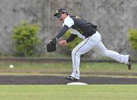 　外野ノックの打球を落球する森下