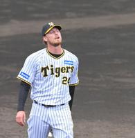 　フリー打撃に登板し、制球が定まらず天を仰ぐＢ・ケラー（撮影・立川洋一郎）