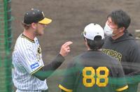 　フリー打撃登板を終えて安藤コーチ（８８）と話すＢ・ケラー