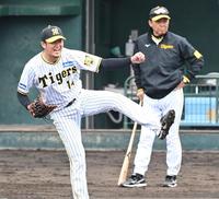 　守備練習で軽快な動きを見せる岩貞（撮影・飯室逸平）