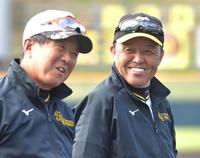 　平田ヘッドコーチ（左）と談笑する岡田監督（撮影・立川洋一郎）