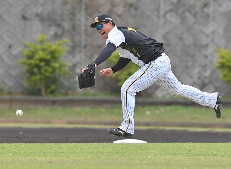 　外野ノックの打球を落球する森下
