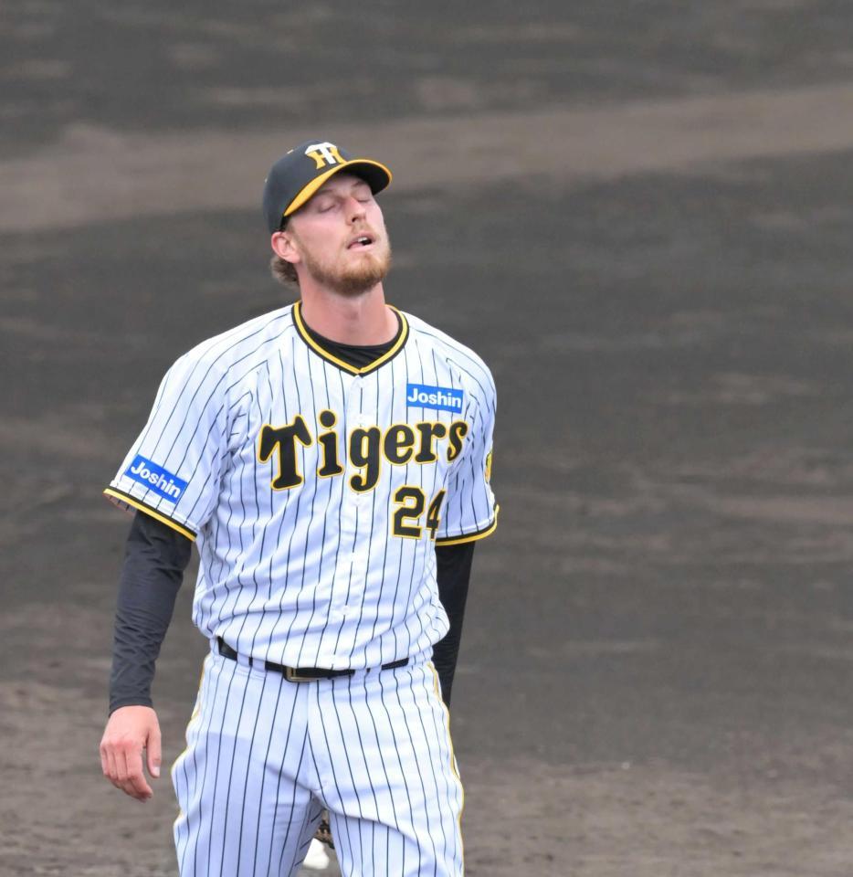 　フリー打撃に登板し、制球が定まらず天を仰ぐＢ・ケラー（撮影・立川洋一郎）