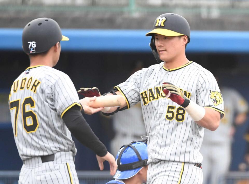 　６回、左越えに３ランを放った前川（右）＝撮影・佐藤厚