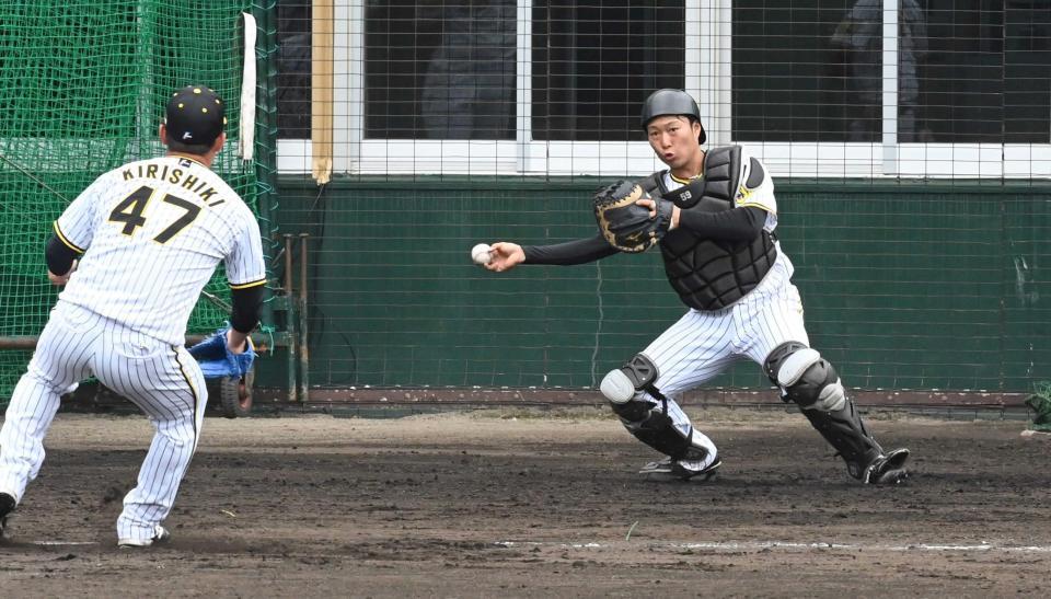 　後逸した後、素早く本塁へ送球する藤田（右）