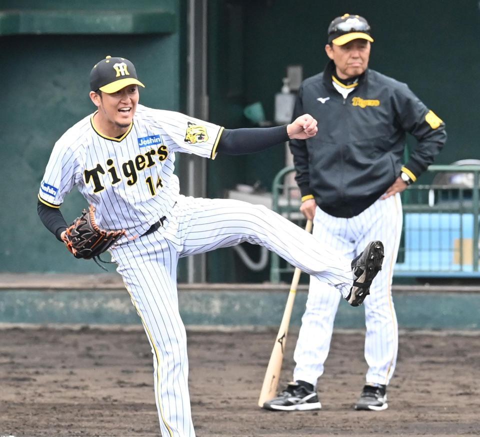 　守備練習で軽快な動きを見せる岩貞（撮影・飯室逸平）