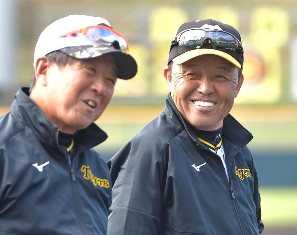 　平田ヘッドコーチ（左）と談笑する岡田監督（撮影・立川洋一郎）