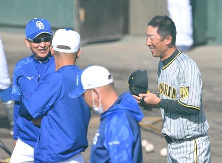 　試合前、立浪監督（左端）と談笑する今岡コーチ（撮影・高部洋祐）