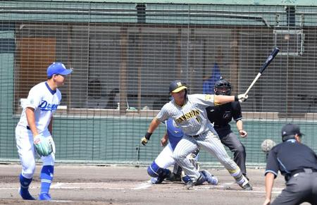 　２回、小笠原（左）から同点適時二塁打を放つ森下（撮影・中田匡峻）