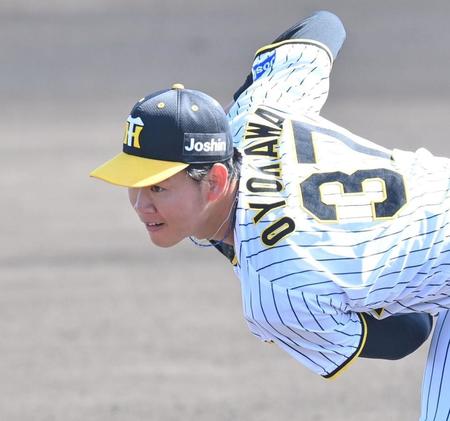 　７回に登板し力投する及川（撮影・西岡正）