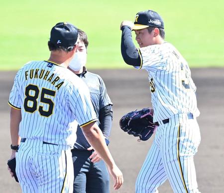 　８回、打球が右足に当たり、福原コーチ（左）に声をかけられる門別（撮影・西岡正）