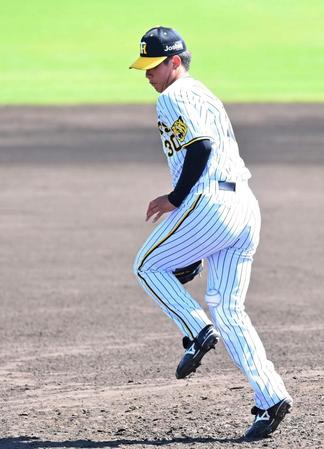 　８回、照屋の打球が右足に当たった門別（撮影・西岡正）