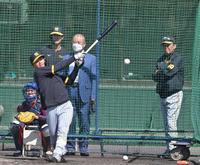 　打撃練習をする森下。右は岡田監督、右から２人目は藤田平氏（撮影・中田匡峻）