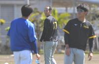 　試合前、柳（左手前）に向けて笑顔を見せる青柳。右手前は伊藤将（撮影・高部洋祐）