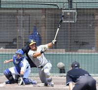 　２回、同点適時二塁打を放つ森下（撮影・中田匡峻）