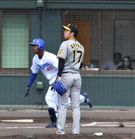 　１回、ブライト（後方）に右越えソロを浴びた青柳（撮影・中田匡峻）