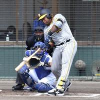 　１回、右前打を放つミエセス（撮影・中田匡峻）