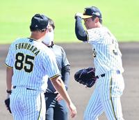 　８回、打球が右足に当たり、福原コーチ（左）に声をかけられる門別（撮影・西岡正）