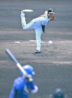 　先発し力投する村上（撮影・西岡正）