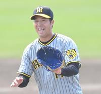 　２回を投げ終え、笑顔でベンチに戻る青柳（撮影・高部洋祐）