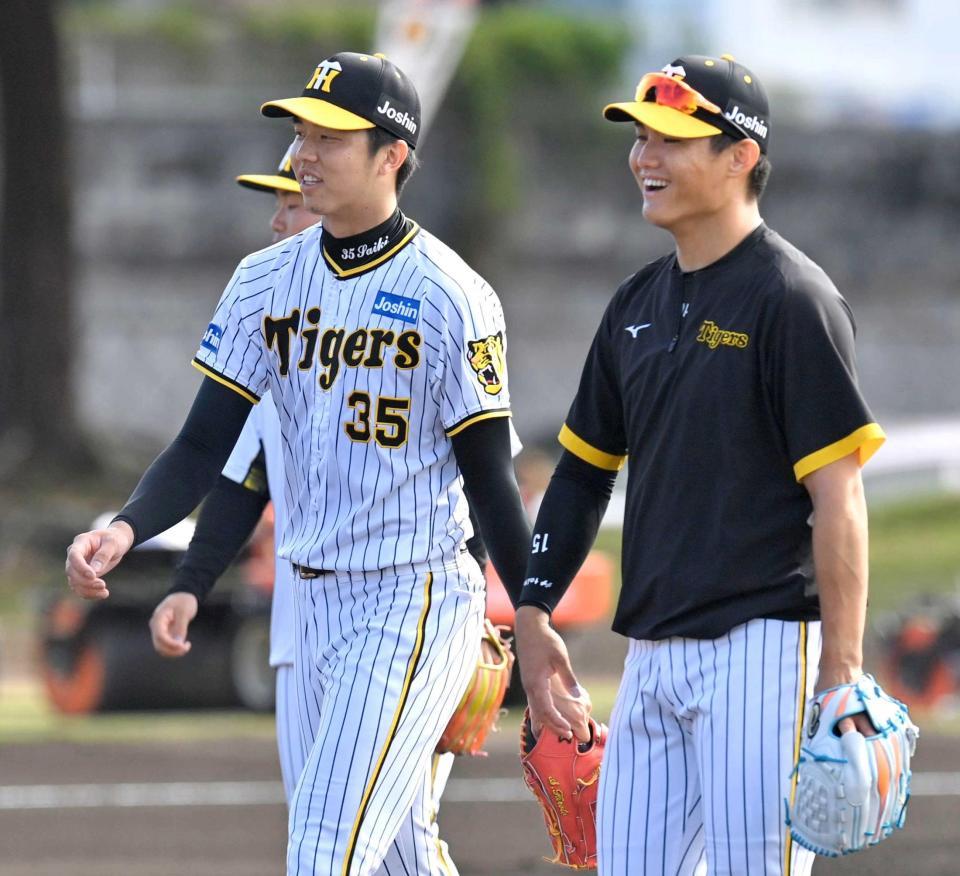 　１９日、練習中に笑顔で話す才木（左）と西純（撮影・西岡正）