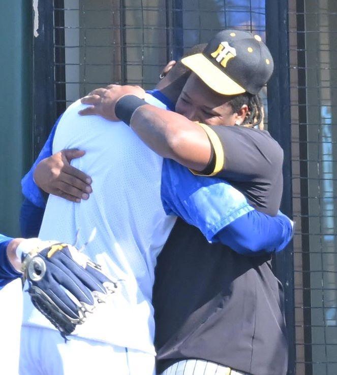 　アキーノ（左）と抱擁を交わすミエセス（撮影・中田匡峻）