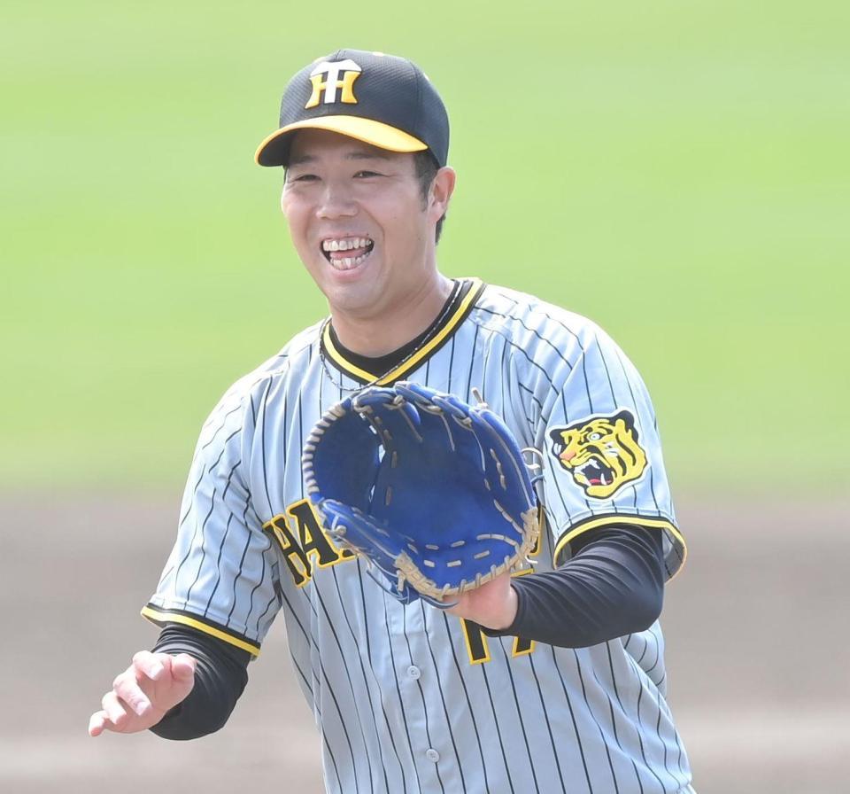 　２回を投げ終え、笑顔でベンチに戻る青柳（撮影・高部洋祐）