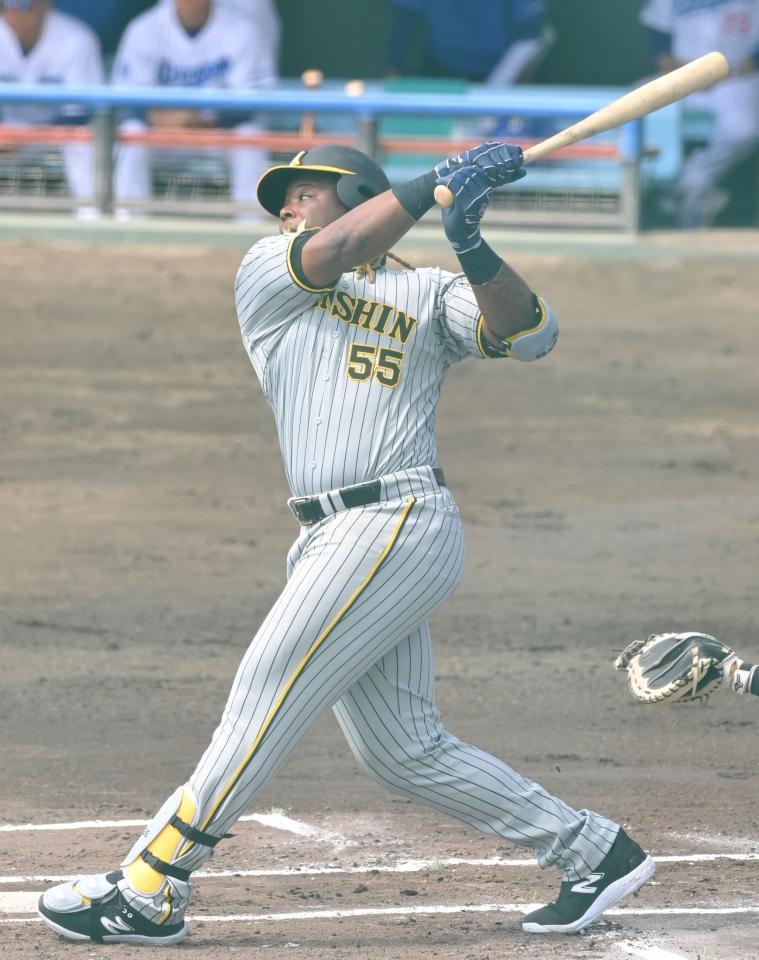 　１回、右前打を放つミエセス（撮影・高部洋祐）